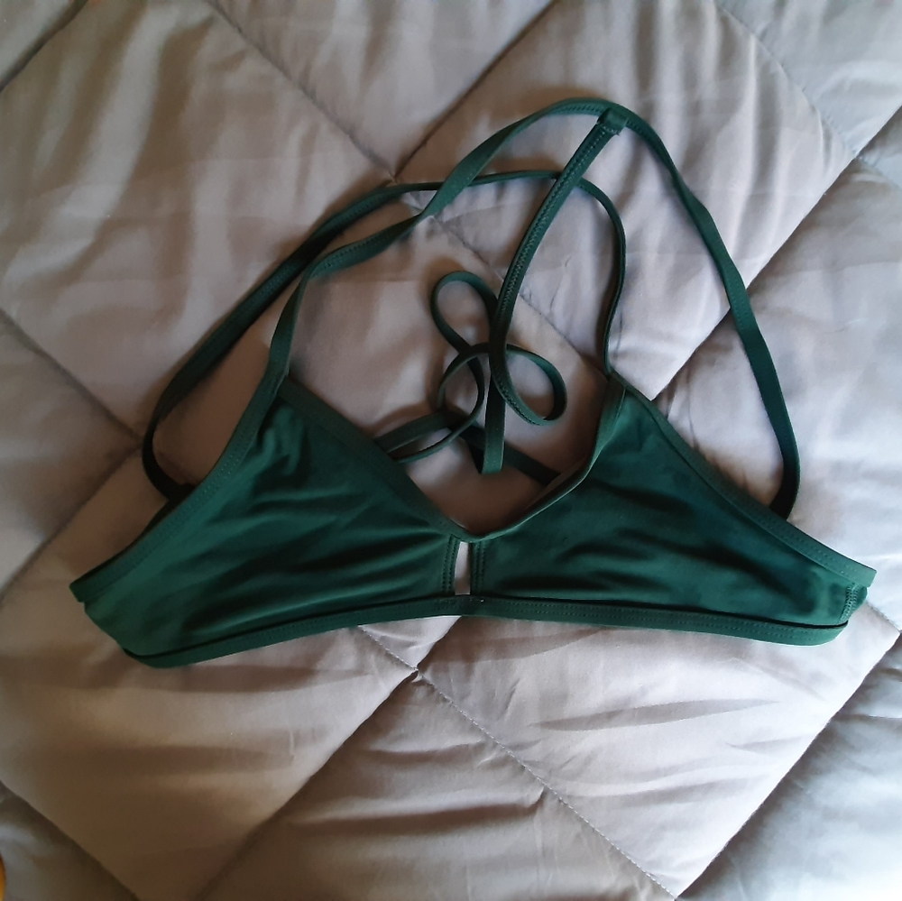 Jolyn Vent top in Pine Green